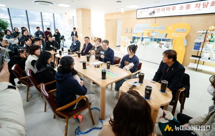 4일 오후 김동연 경기도지사가 반려마루 여주에 방문하여 관계자들과 간담회를 진행하고 있다.