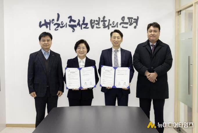 ㈜상상우리와 디지털 역량 및 일자리 활성화 업무협약식 사진