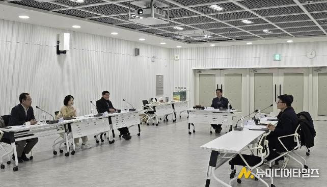 수원시가 ‘2025년 수원시 수목원 운영자문위원회 회의’를 열고 있다.