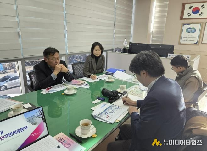 이억배 외국인주민지원본부장(왼쪽 첫번째)이 4일 안산시외국인주민지원본부를 방문한 아사히신문 기자들에게 외국인정책에 대해 설명하고 있다.