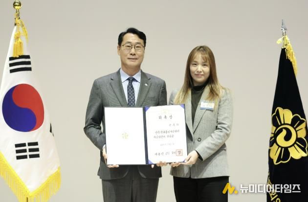 정명근 화성특례시장이 자문위원 위촉장을 들고 기념촬영을 하고 있다