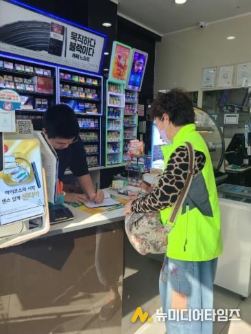 보건소 지도점검단이 금연 구역에서 지도․점검하는 모습