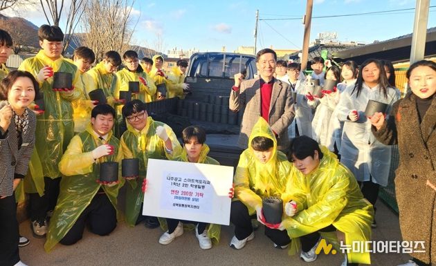 나주공업고등학교 1학년 스마트팩토리과 2반 학생들이 지난 4일 나주시 성북동 취약계층 두 가구에 ‘사랑의 릴레이 연탄 나눔 봉사’를 실시했다. (사진 제공-나주시)