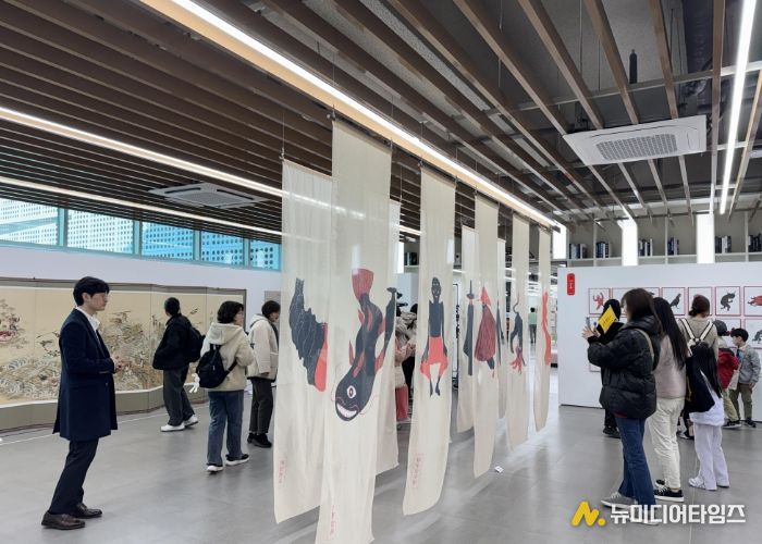 아트투어버스 참여자들이 전시를 관람하고 있다.