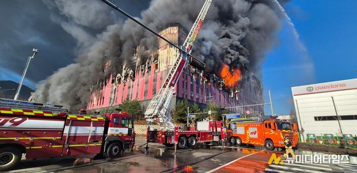 지난 11월 천안시 동남구 ‘이랜드패션 통합물류센터’에서 발생한 화재 사진