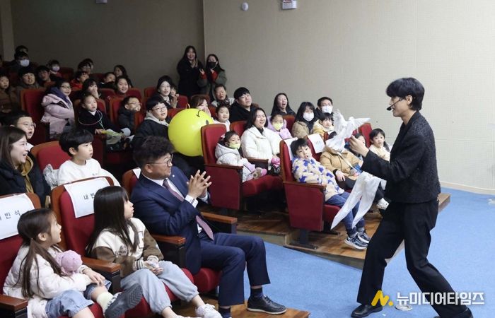 최충규 대덕구청장(사진 첫 번째 줄 왼쪽 세 번째)과 지역 어린이들이 6일 대덕구 안산도서관에서 열린 지역 주민을 위한 가족공연 ‘미래를 준비하는 첫걸음, AI 매직쇼’를 관람하고 있다.