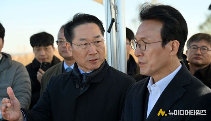 유정복 시장이 지난 11월 21일 수도권매립지에서 김민석 국무총리와 매립 현황과 매립장 사용종료에 따른 활용방안을 점검하고 있다.