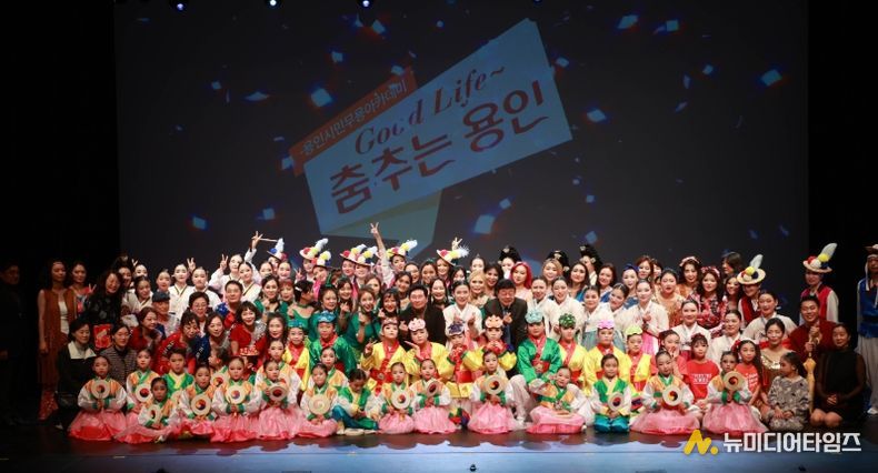 이상일 용인특례시장이 6일 용인시평생학습관 큰어울마당에서 열린 ‘용인시무용아카데미 작품발표회’에서 수강생들과 기념사진 촬영을 하고 있다