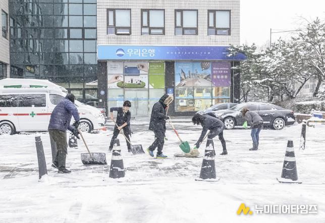 양천구, 내 점포 앞 눈 치우고 있는 모습
