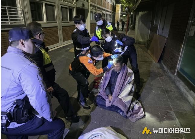 노숙인 건강을 확인하고 있는 모습