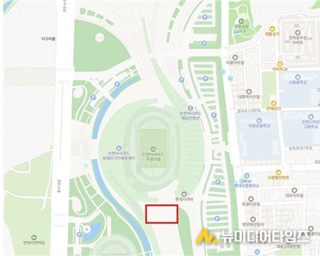 인천시설공단은 인천아시아드주경기장 남측광장(적색 상자)에서 야외 스케이트장을 이달 19일부터 내년 2월 18일까지 62일간 한시적으로 운영한다.