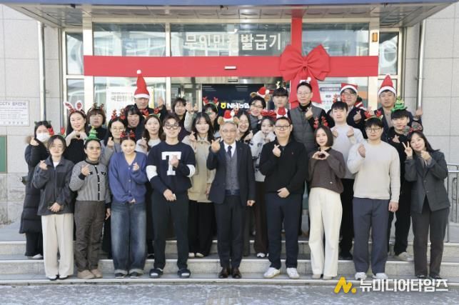 보은군, 대형 리본과 산타모자… 민원실이 크리스마스 선물로 변신! 연말 분위기 가득한 '감성 행정서비스'