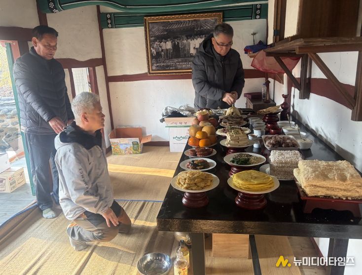 지난 7일, 운곡면 표절사에서 양지선생 추모 제향을 봉행하고 있다.