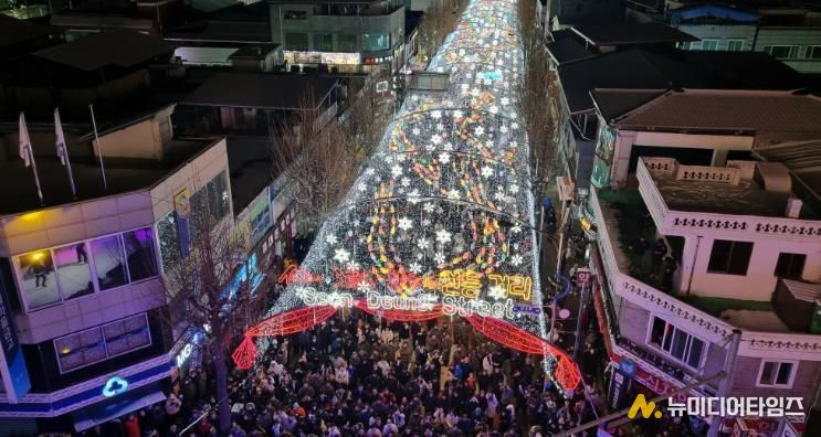 지난해 12월 열린 화천산천어축제 선등거리 점등식