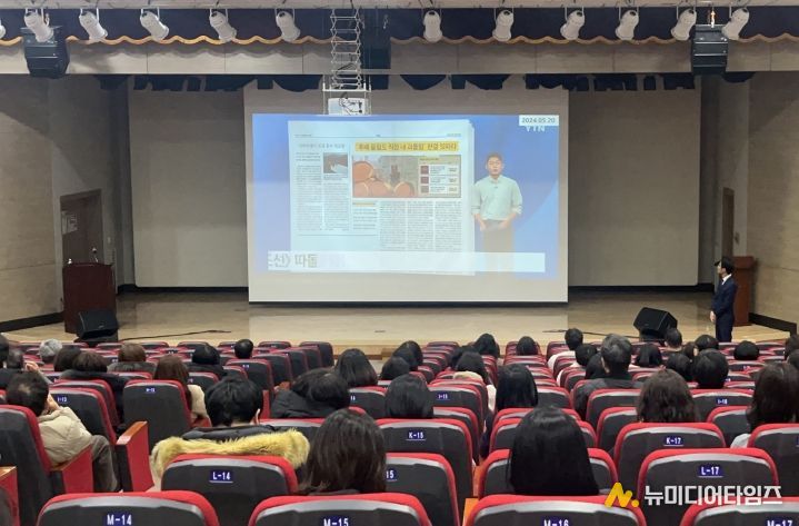 화성특례시가 지난 5일 복지현장 관리자 대상 직장 내 갑질 예방교육을 하고 있다.