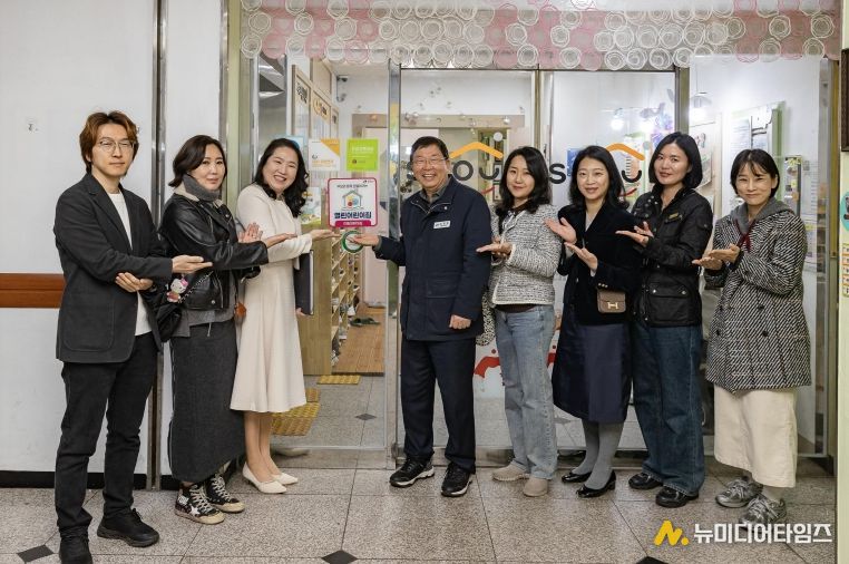 지난달 ‘으뜸어린이집’에서 ‘열린어린이집’ 현판식 수여 모습