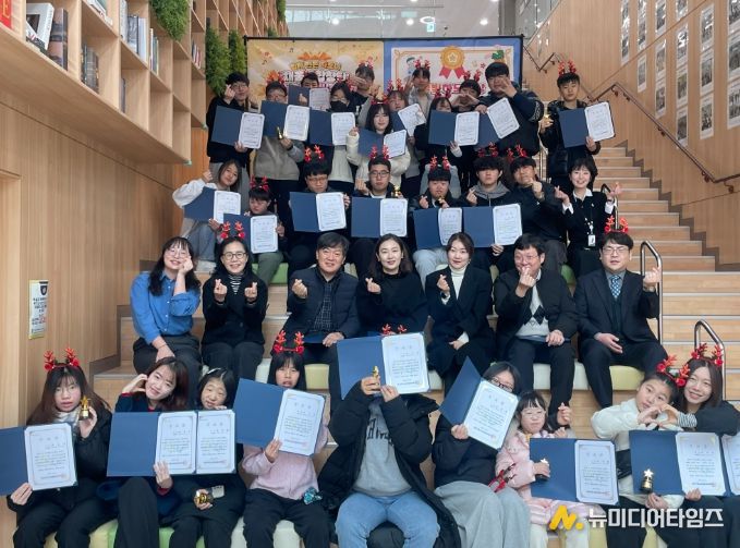 1. 발달장애 청소년들과 함께하는 채움별합창단이 해단식을 진행하고 있다.