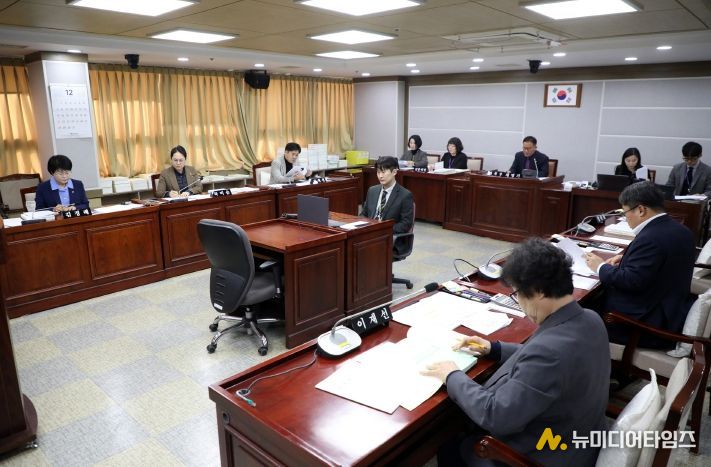 수원특례시의회 환경안전위원회, 조례안 등 안건심사