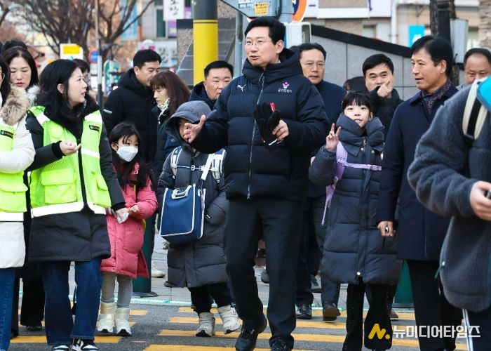 9일 오전 대지초에서 이상일 시장이 통학로를 점검하고 있다