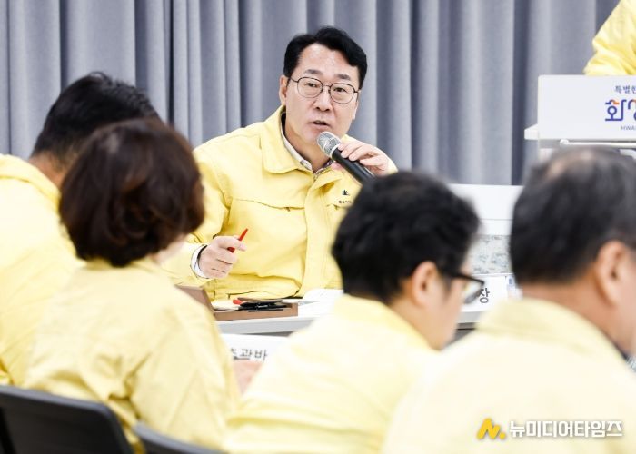 정명근 화성특례시장이 동탄숲 생태터널 관련 재난안전대책본부 회의에서 지시사항을 전달하고 있다