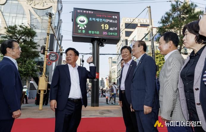 박강수 마포구청장이 미세먼지 현황이 송출되고 있는 레드로드 재난문자전광판을 살펴보고 있다.