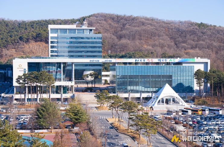 1. 천안시청 전경.