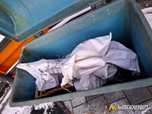 관내 한 제설함의 내부 모습(염화칼슘 포대가 일부 남아있으나 정돈되지 않은 채 방치되어 있고, 이미 개봉되어 굳어버린 듯한 모습도 관찰된다.)