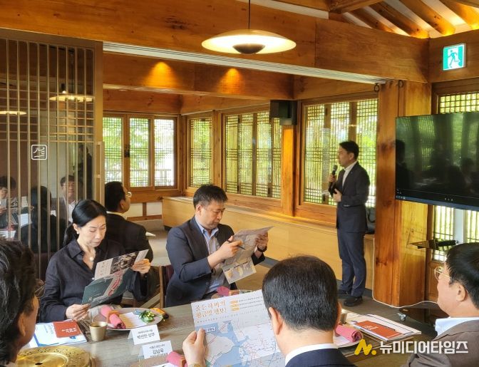 인천항만공사 물류전략처장이 호텔 최고 경영 책임자(CEO)를 대상으로 골든하버 복합지원용지를 홍보하고 있다