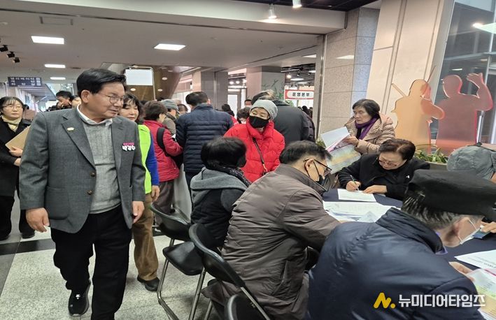 박강수 마포구청장이 ‘2026년 노인일자리 박람회’ 현장을 둘러보고 있다.