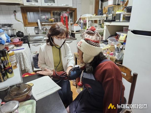 건강취약 어르신대상 방문건강관리하고 있는 모습