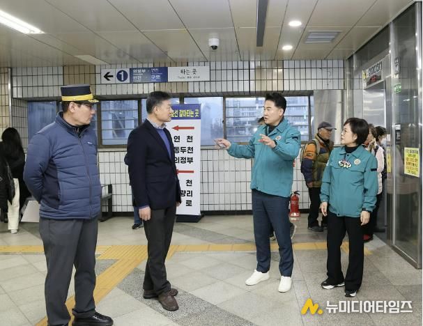 지난 12월 10일 창동역을 찾은 오언석 도봉구청장이 15일부터 운영될 창동역 내부 동-서 이동통로를 점검하고 관계자들과 대화를 나누고 있다