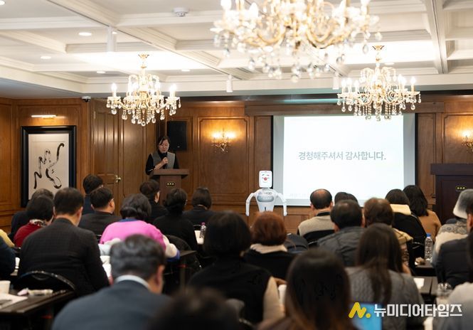 12월 9일 클럽806 서울에서 진행된 ‘2025 돌봄의 디지털 전환 사례 세미나’에서 돌봄로봇 실벗이 공동사회를 보고 있다.