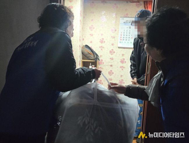 동구 송림3·5동, 취약계층에 방한 용품 전달