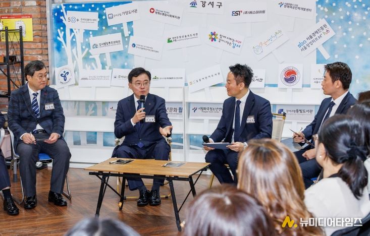 진교훈 서울 강서구청장(정면 왼쪽 두 번째)이 강서청소년회관에서 열린 ‘스터디벅스 커넥트 데이(CONNECT DAY)’에 참석해 협의체 관계자들과 대화하고 있다.