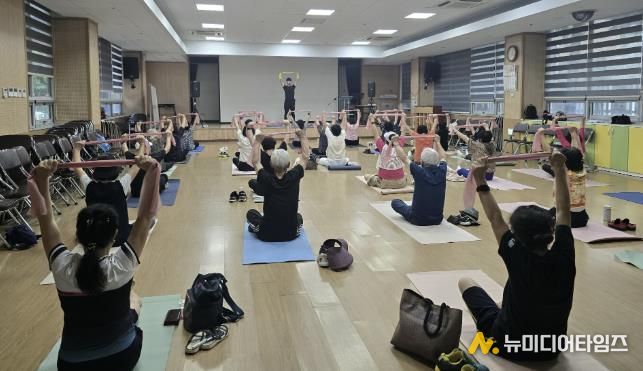 안산체력인증센터에서 단원구노인복지관을 방문, 운동처방을 진행하고 있다.