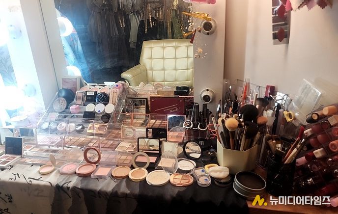 업소 내 미용 시설(거울, 의자, 미용 도구 등)