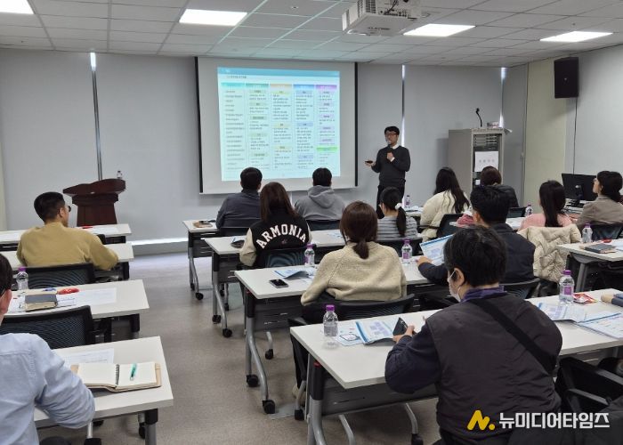 12월 11일, 한국지역정보개발원 전문 강사가 세외수입(일반회계) 부과 담당자 및 팀장을 대상으로 2025년 세외수입 추가 실무교육을 실시하고 있다.