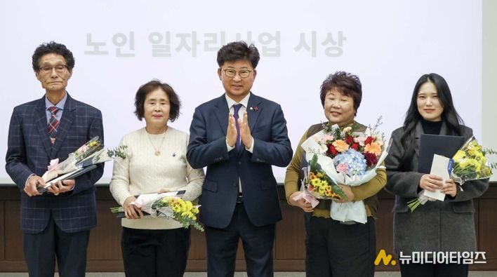 최충규 대덕구청장(사진 가운데)과 대덕구시니어클럽 노인일자리 우수 참여자 어르신 및 직원들이 12일 구청 청렴관에서 열린 해단식에서 표창 수여식 후 기념 촬영을 하고 있다.