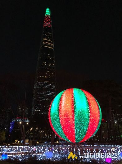 크리스마스 기념 영상이 표출되는 ‘더 스피어’의 아름다운 야경