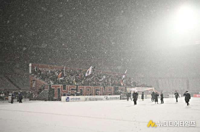 이달 4일, 부천FC1995의 승강 PO 1차전이 폭설로 연기된 후에도 헤르메스가 자리를 지키며 응원하고 있다.
