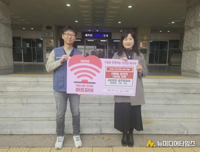 이경숙 복지정책과장(오른쪽)이 12일 (사)글로벌쉐어 관계자로부터 휴대용 유모차 100개(약 2,500만 원 상당)를 기탁받고 기념촬영을 하고 있다.