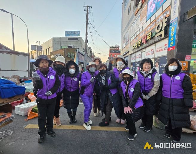 ‘아랫장 짐보따리 들어드리기’ 봉사