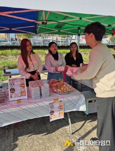 (홍성군, 해외유입·신종 감염병 유입 차단 결실 맺었다)_외국인 대상 홍보.