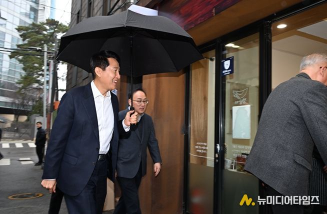 오세훈 서울시장이 16일 용산구 '희망의 인문학' 창업지원 사업인 '동행스토어' 1호점 음식점 '정담'에 들어서고 있다.