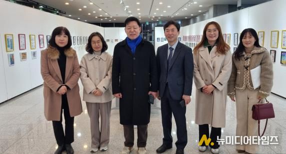 김정희 전라남도의회 순천성동초 예싹전시회 격려 사진