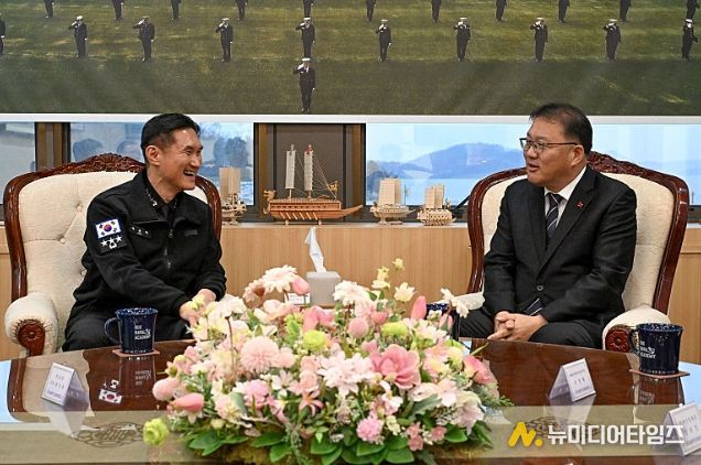 왼쪽부터 박규백 해군사관학교장, 장금용 창원특례시장 권한대행