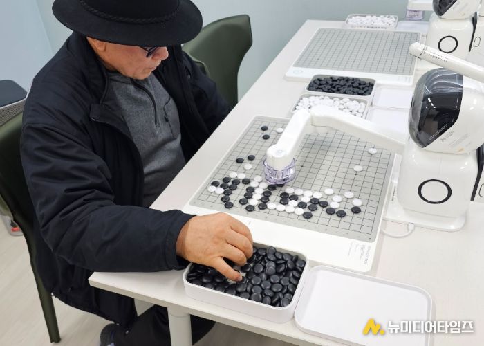 AI 사랑방에서 어르신들이 AI바둑을 체험하고 있다
