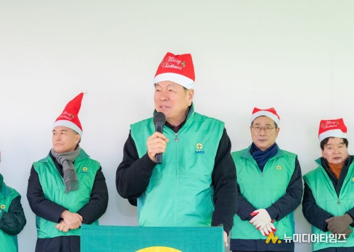 30일 ‘강남구 새마을회 따뜻한 겨울나눔’에서 이호귀 의장이 축사를 하고 있다.