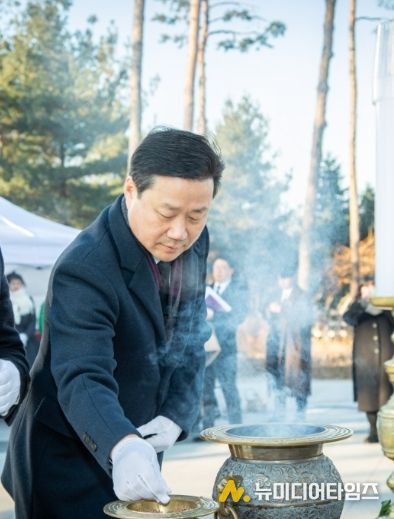 성남시의회 더불어민주당 이준배 대표의원 현충탑 참배 모습