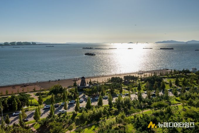 송도센트럴파크는 약 40만㎡ 규모로, 도심 한가운데 천연 해수를 끌어들인 인공수로가 흐르는 국내 최초의 수상형 도심공원이다. 카누·수상택시 등 수상레저를 즐길 수 있고, 한옥마을·트라이볼 등 문화공간과 어우러져 도심 속 힐링과 문화가 공존하는 상징적 공간이다.